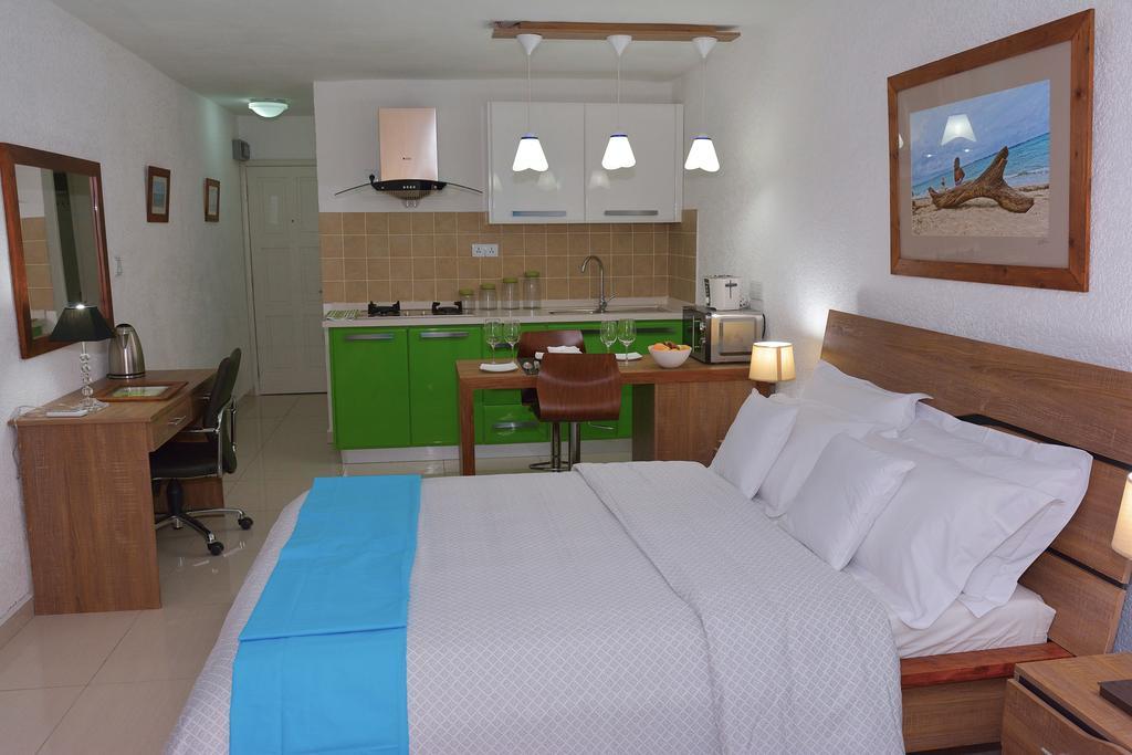 Silverleaf Service Apartments Flic en Flac Экстерьер фото